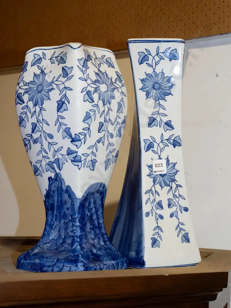 2x blue and white vases H400 Image 1++