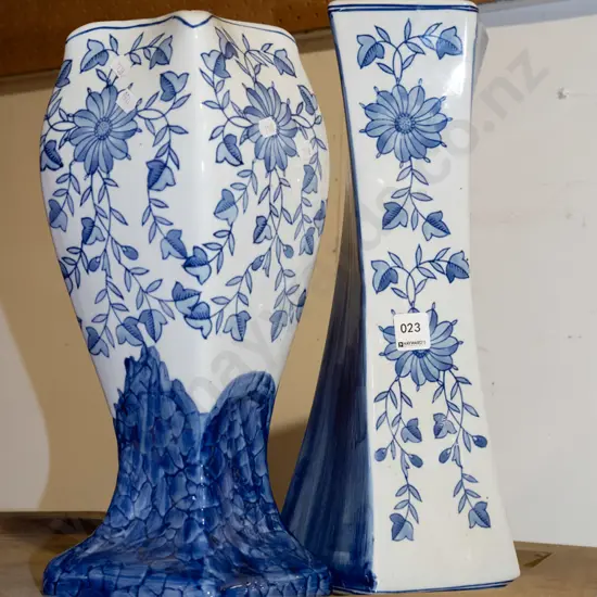 2x blue and white vases H400