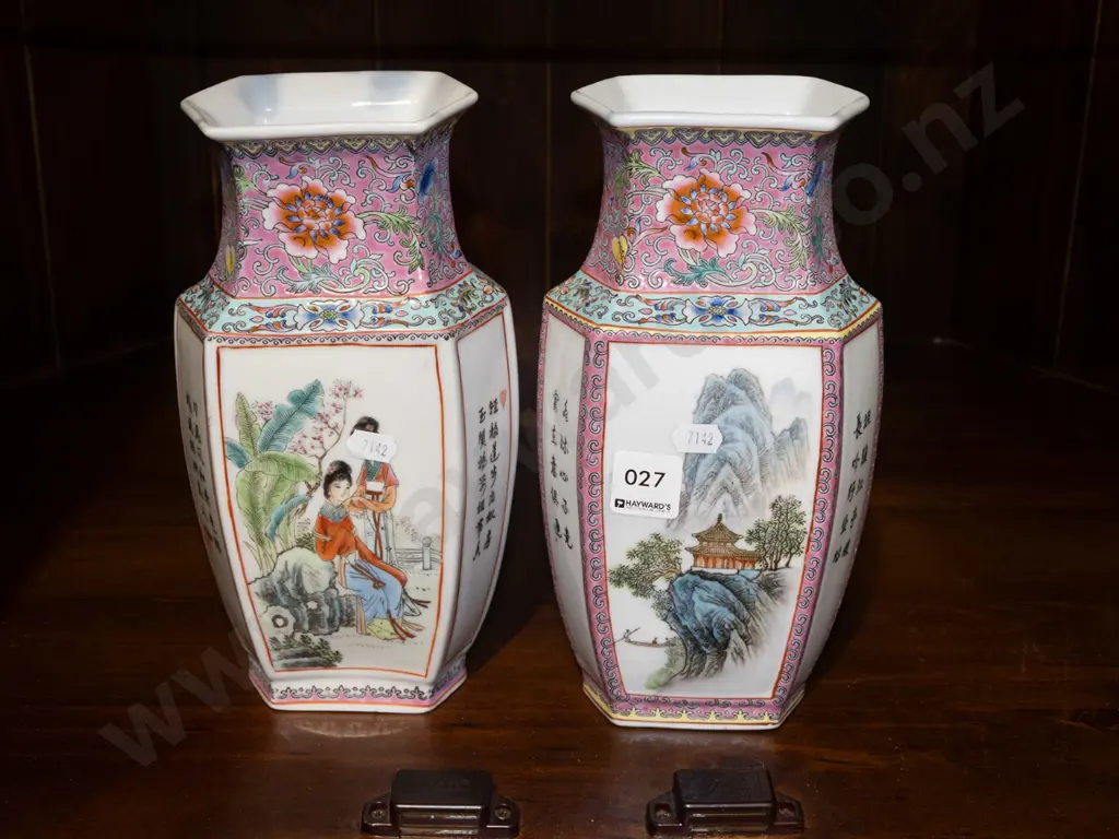 pair of Asian vases H240 Image 1++