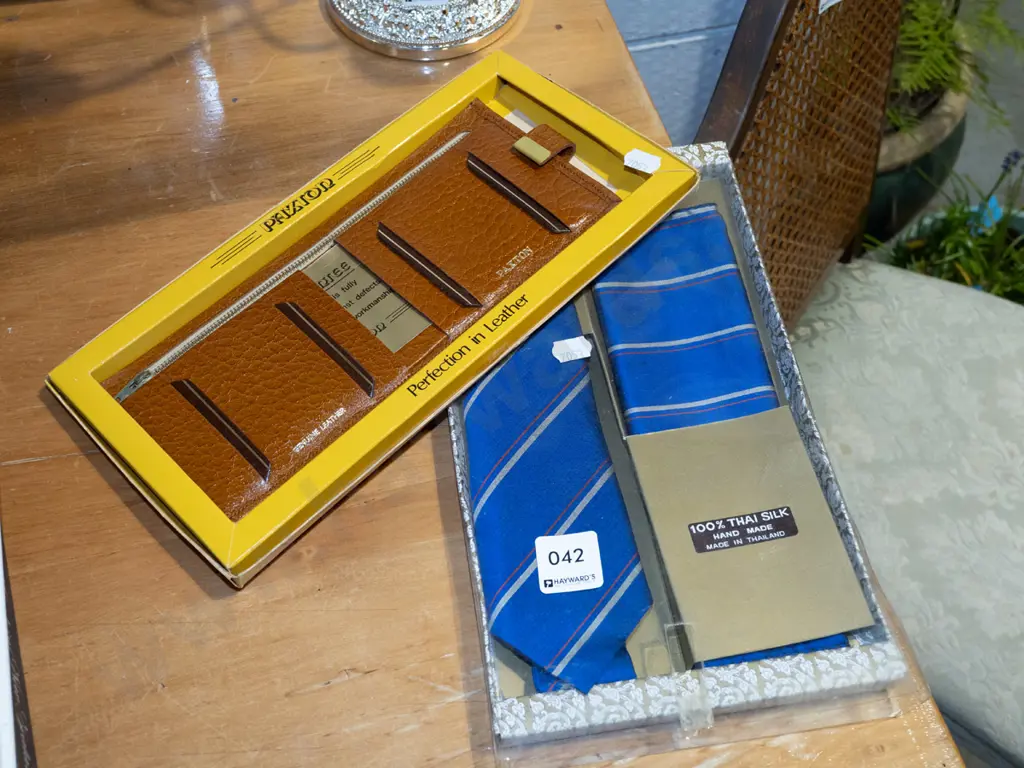 1960s/70s tie and hankerchief set and wallet Image 1++