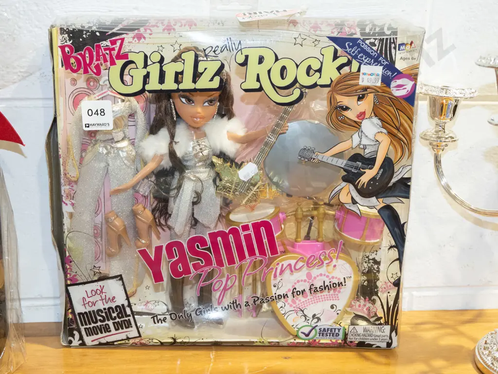 boxed Bratz Girls Really Rock doll -slight damage to box Image 1++