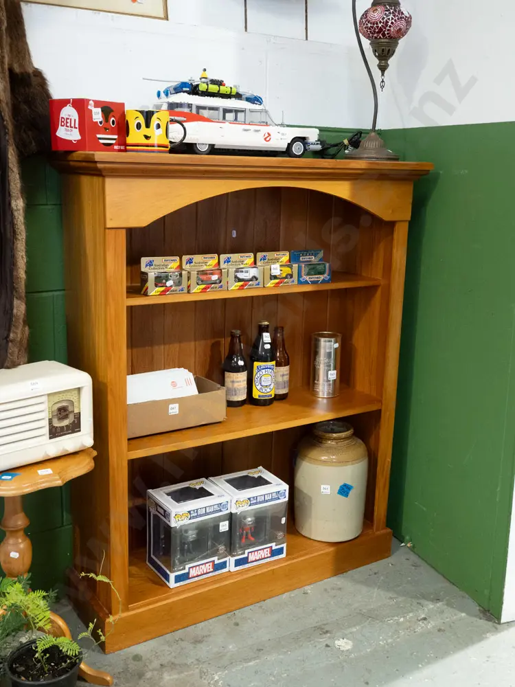 solid rimu bookcase H1130 W910 D300 Image 1++