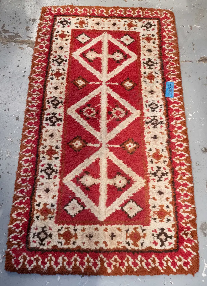 hand tufted floor mat - reds, whites, browns L1340 W710 Image 1++