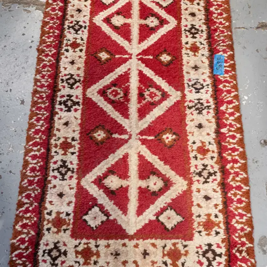 hand tufted floor mat - reds, whites, browns L1340 W710