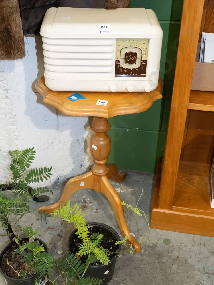 small kauri wine table H530 Image 1++