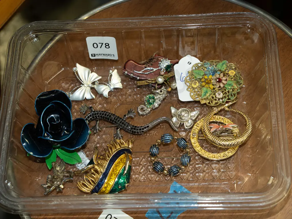 tray of costume jewellery Image 1++