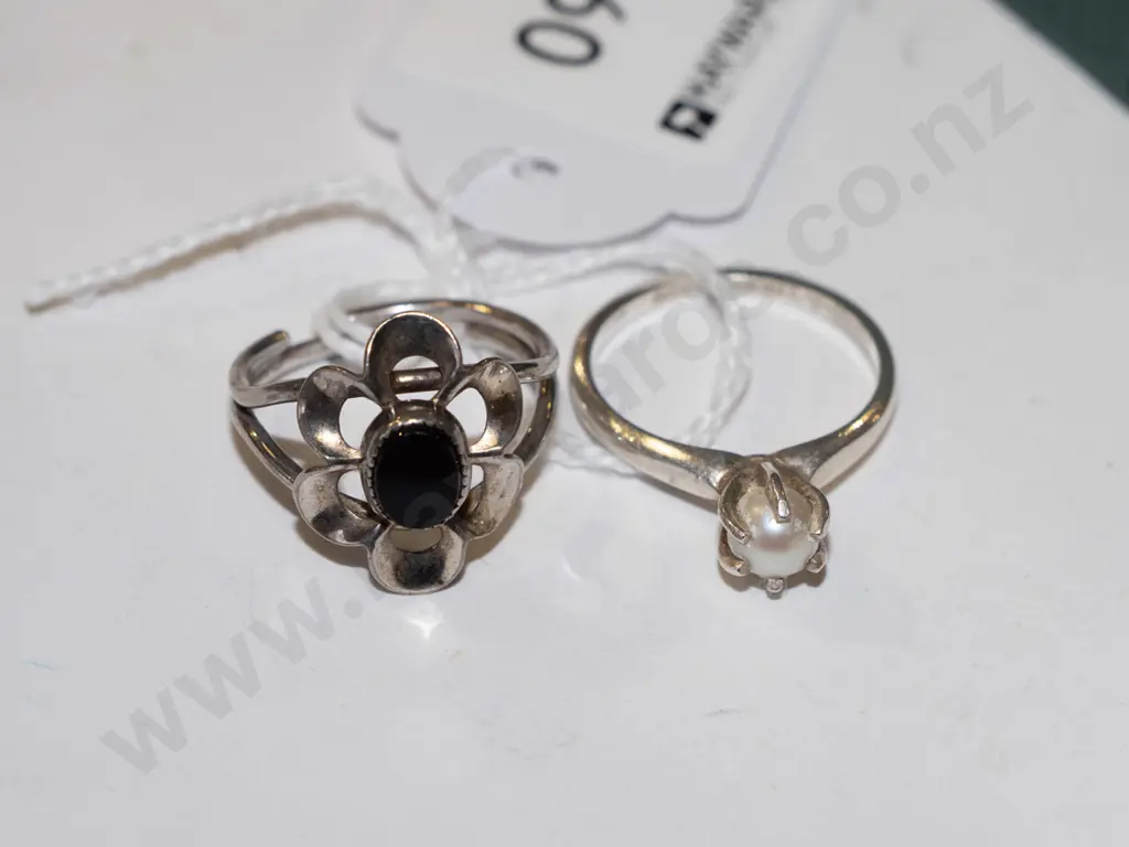sterling silver beau onyx ring & Sarah Conventry faux pearl ring 5gm Image 1++