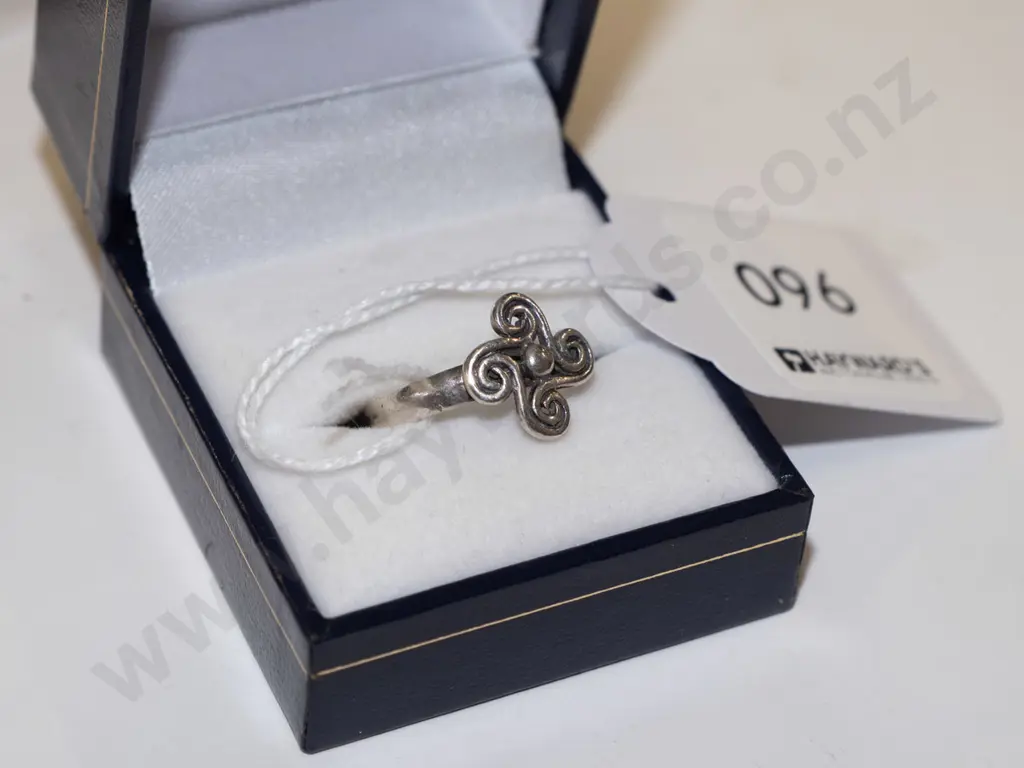 sterling silver Celtic Trieske ring 2gm Image 1++