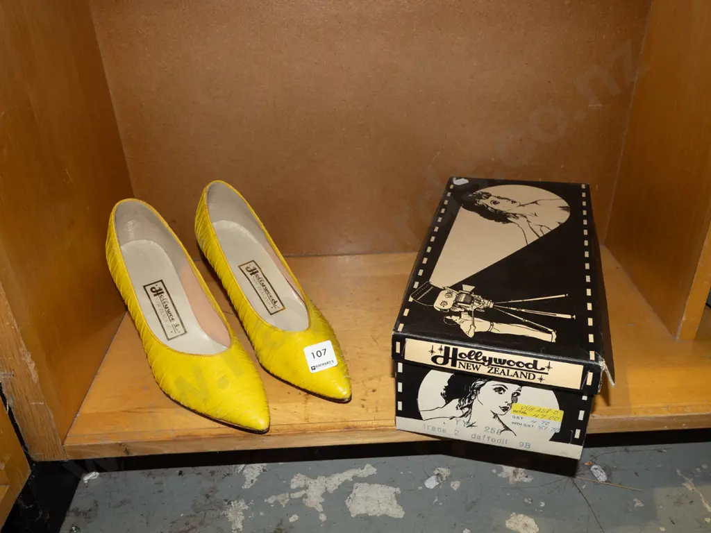 pair of retro yellow stilettos  Image 1++