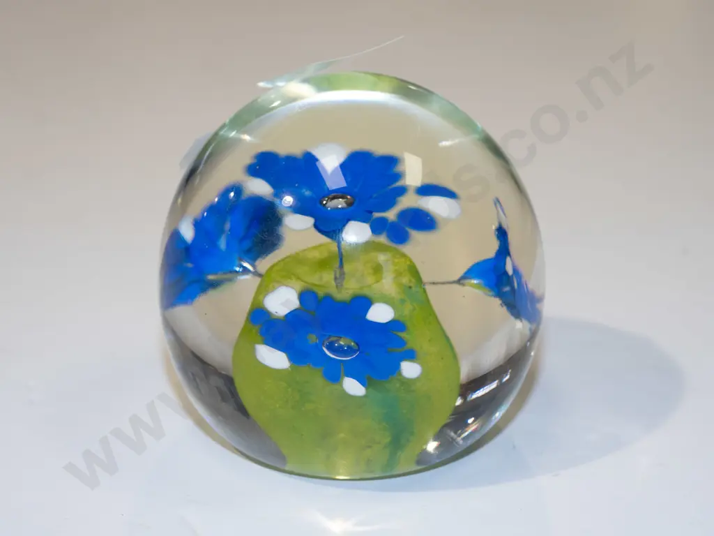 art glass paperweight H100 Image 1++