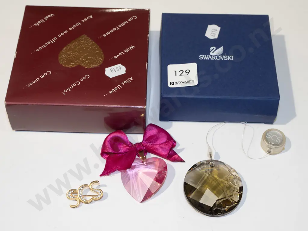 2x boxed Swarovski crystal ornaments Image 1++