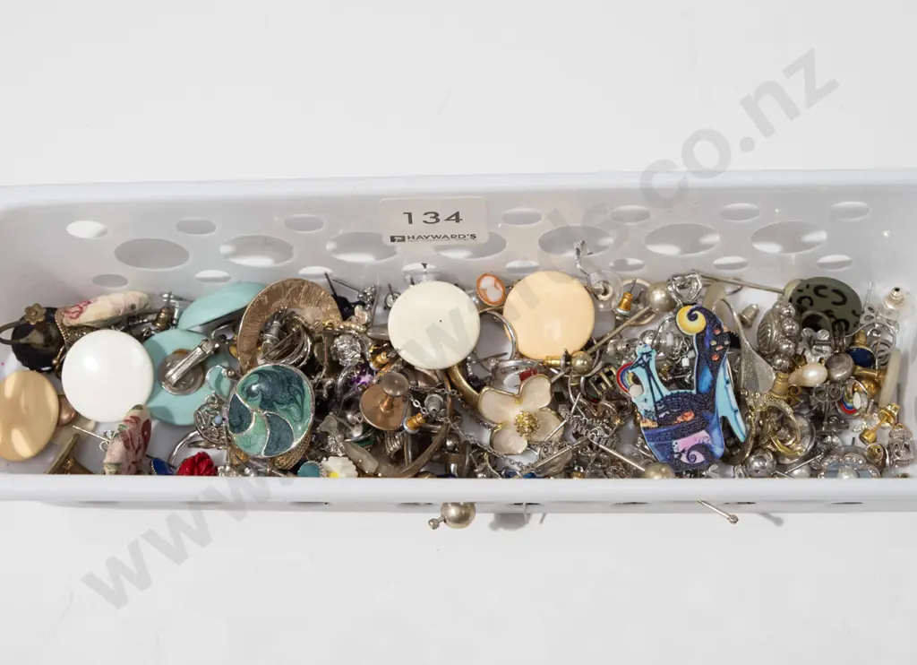 tray of costume jewellery Image 1++