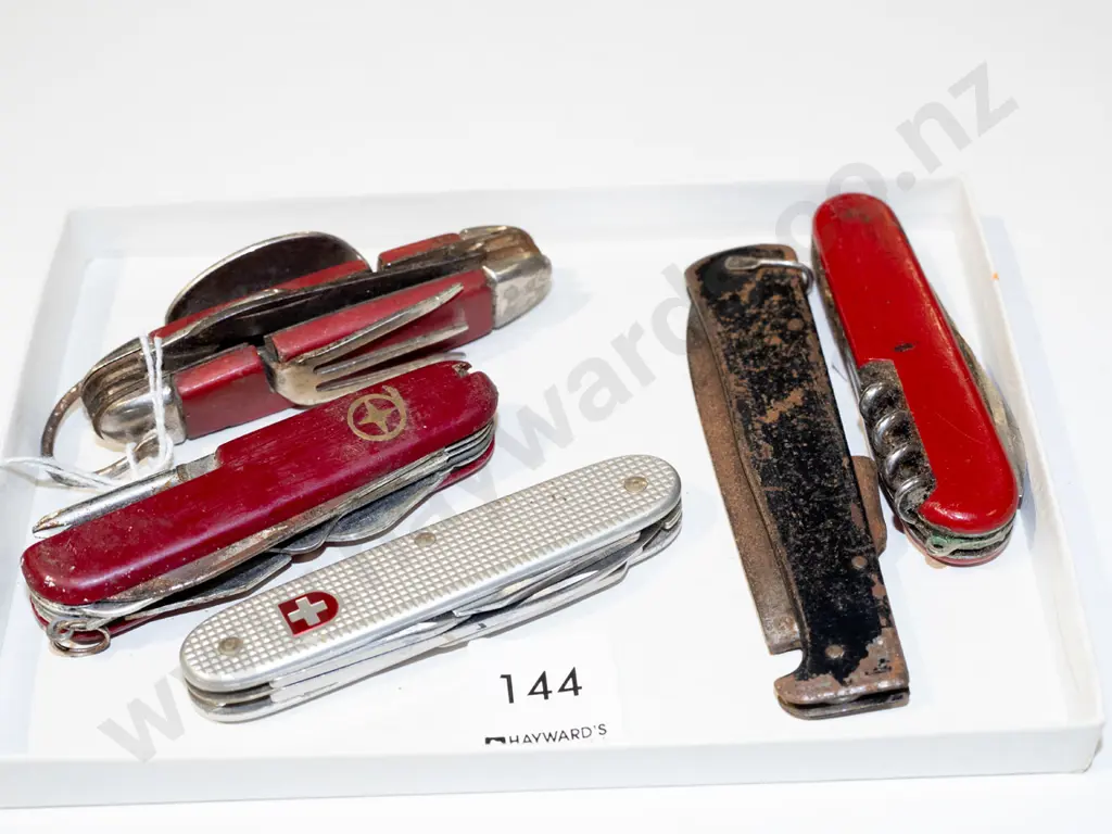 tray; pocket knives Image 1++