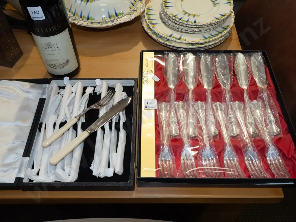 cased Rodd cutlery, bone handled fish set Image 1++