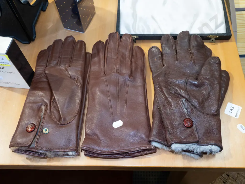 3x pairs of leather gloves Image 1++