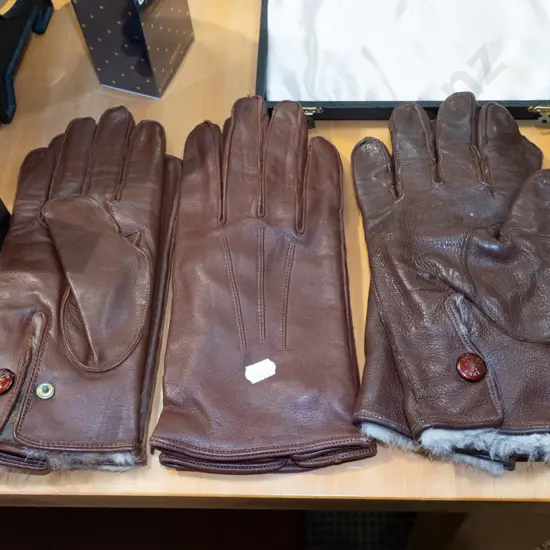 3x pairs of leather gloves