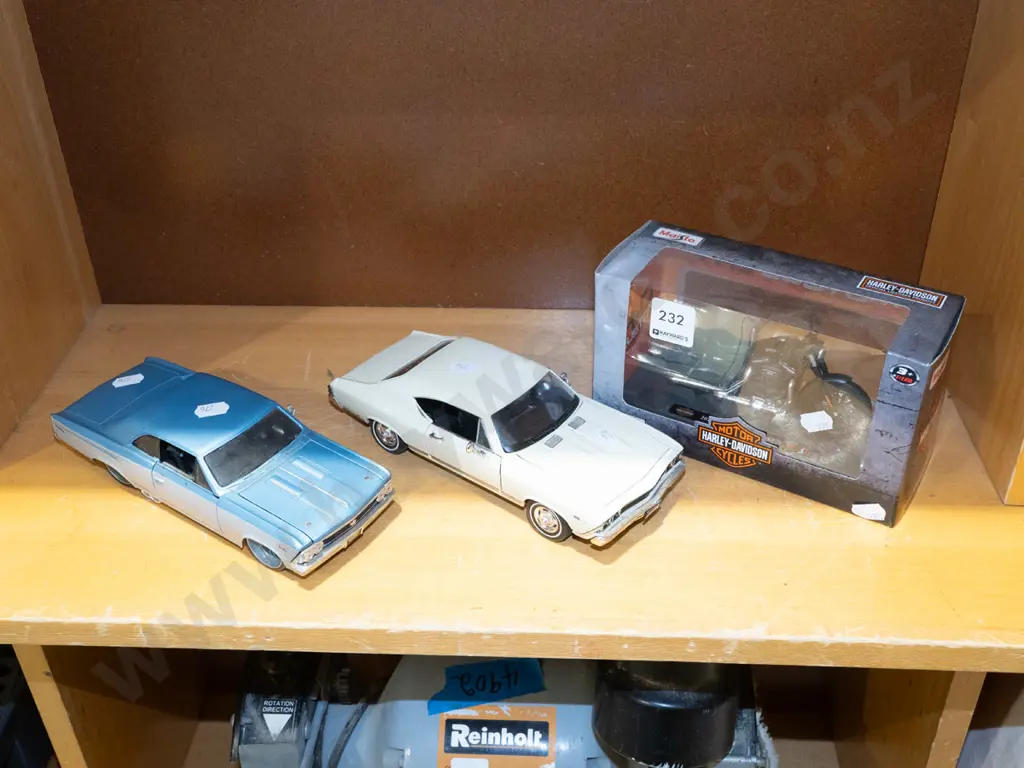 boxed Harley Davidson toy bike, 2x diecast cars Image 1++
