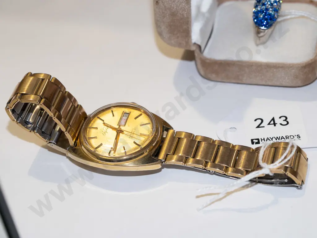 mens wristwatch Image 1++
