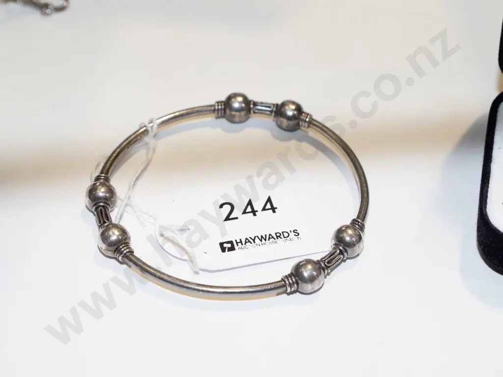 Suarti lace, sterling silver bangle Image 1++