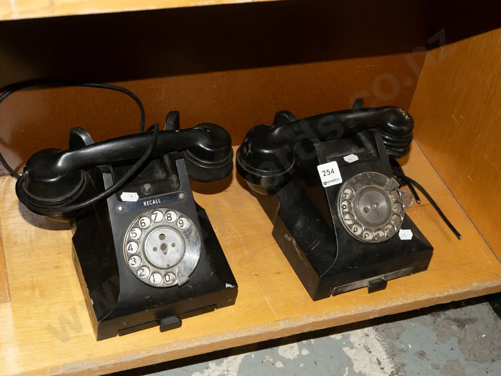 2x plastic dial telephones Image 1++
