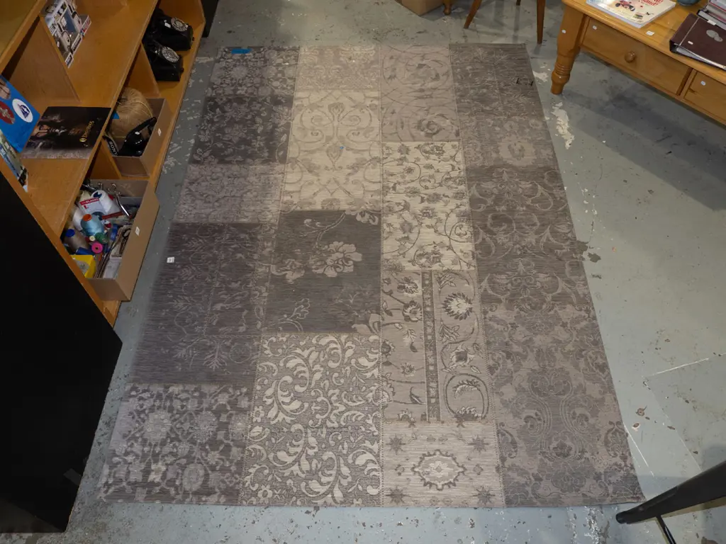 woven distressed style floor mat - floral patterns L1240 W1550 Image 1++