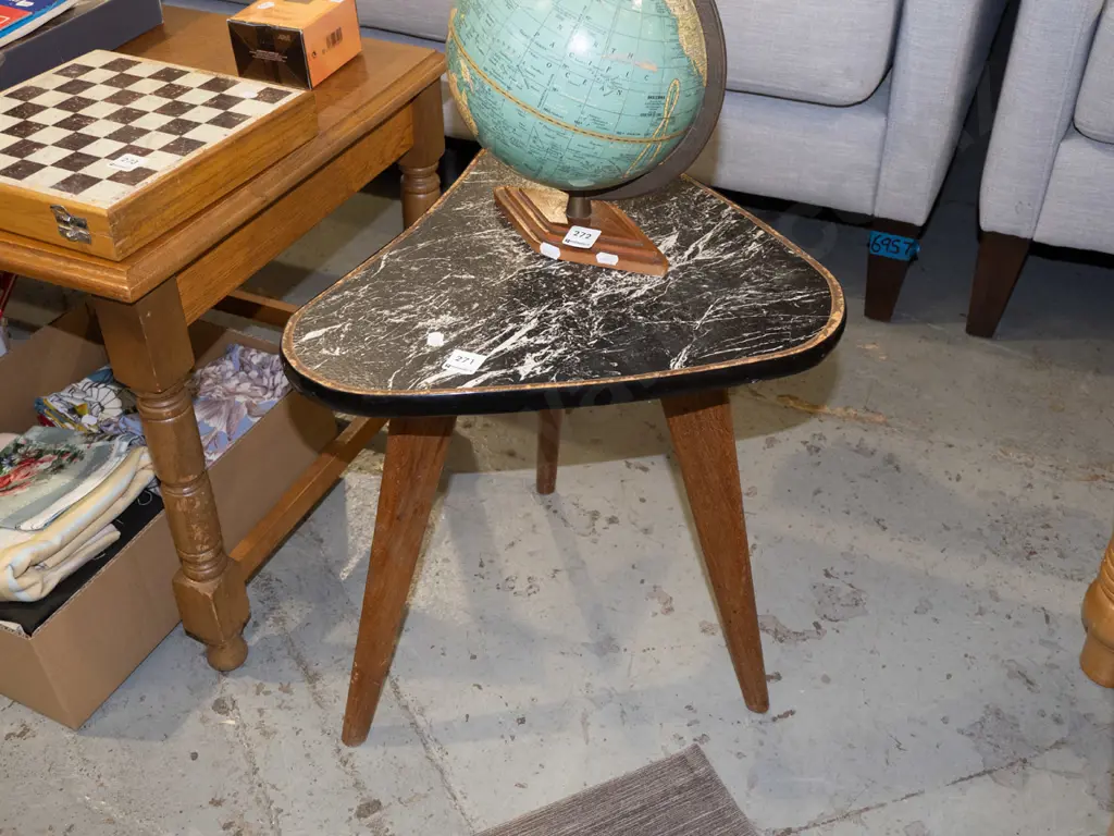 mid century triangular end table Image 1++