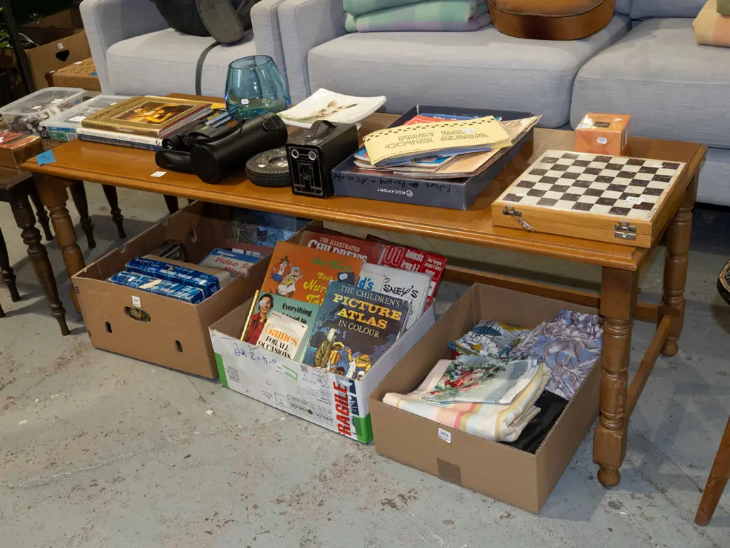 turned leg oak coffee table Image 1++