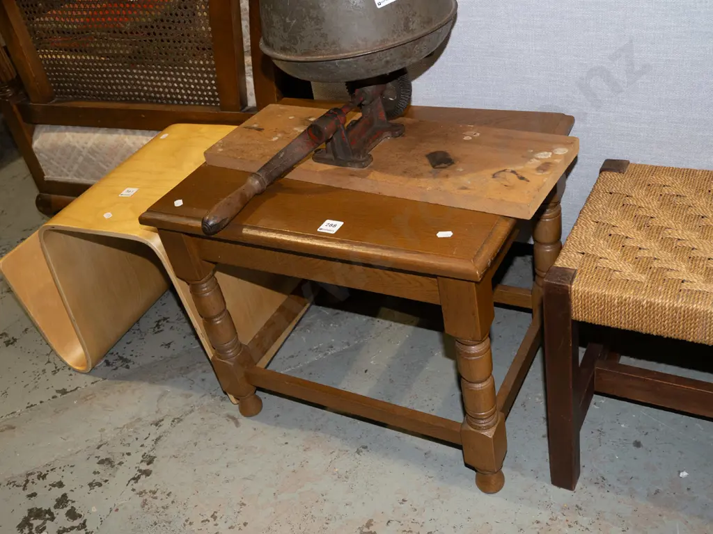 small oak end table Image 1++