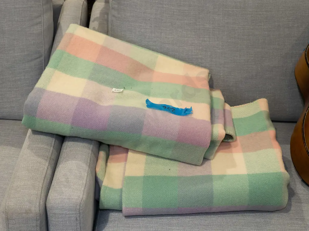 2x checked woollen blankets Image 1++