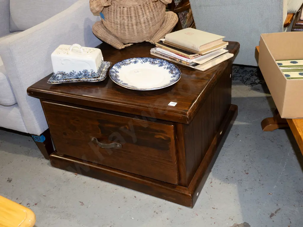 dark stained pine coffee/end table with single drawer H440 W725 D725 Image 1++
