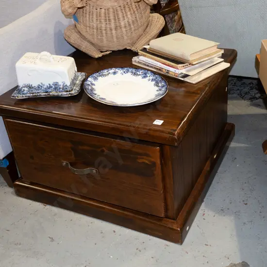 dark stained pine coffee/end table with single drawer H440 W725 D725