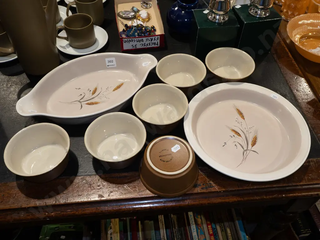 2x Teal baking dishes, 6x Temuka small bowls Image 1++