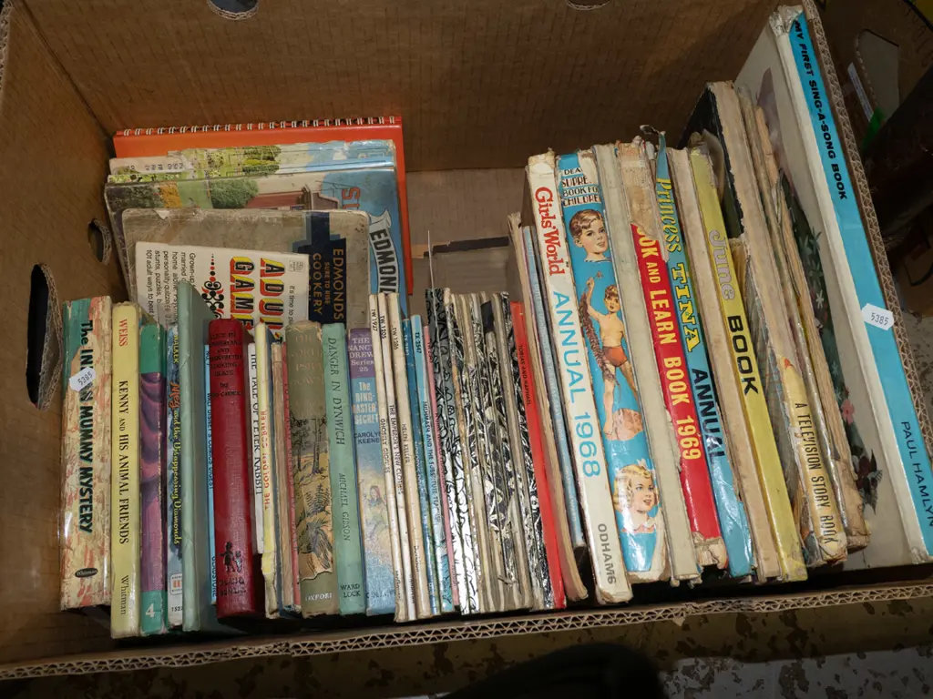 box; vintage books Image 1++