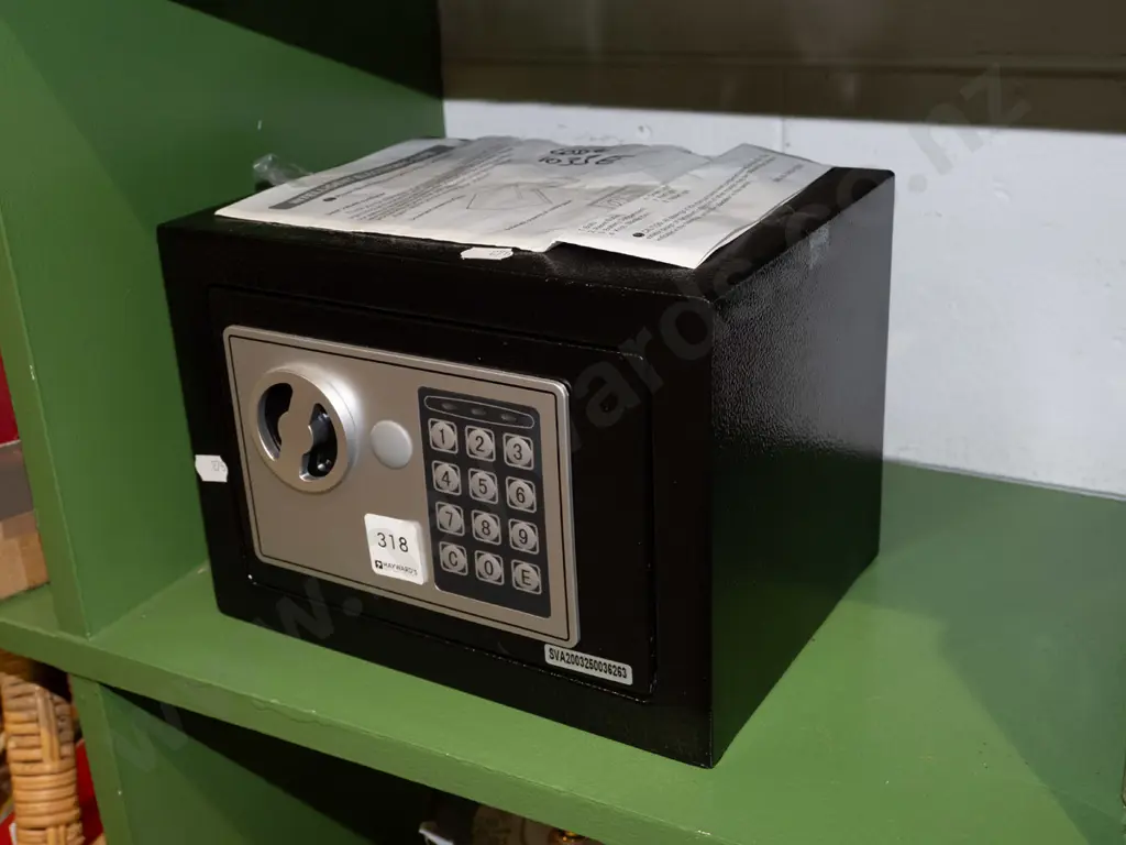 small electronic safe Image 1++