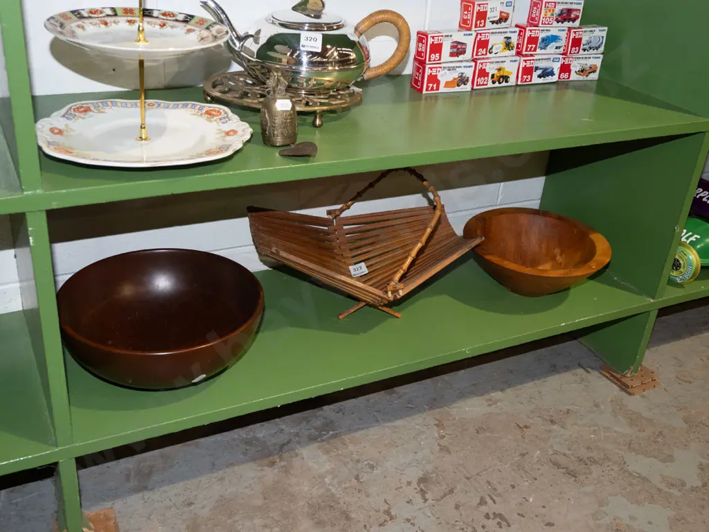 2x wooden bowls, wooden fruit basket Image 1++