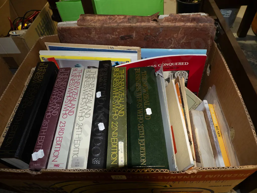 boxed NZ Whos Who and other books Image 1++