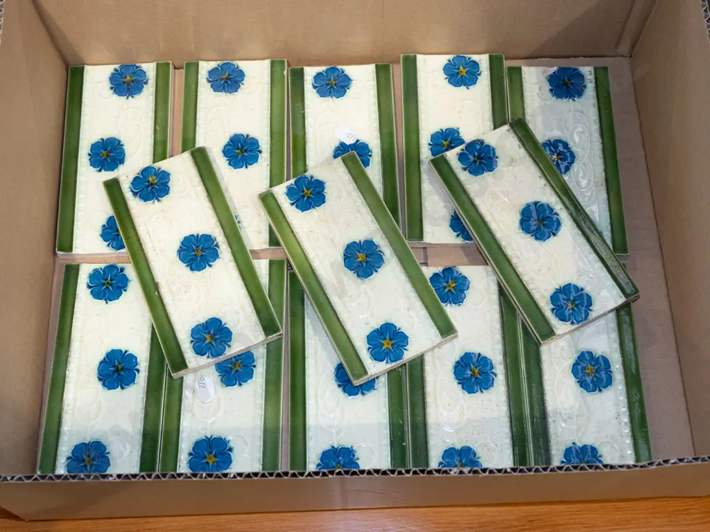 box; blue floral wall tiles Image 1++