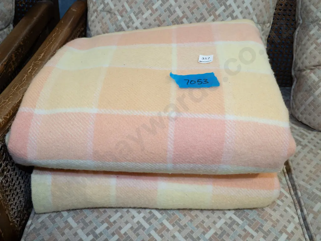 2x checked woollen blankets Image 1++