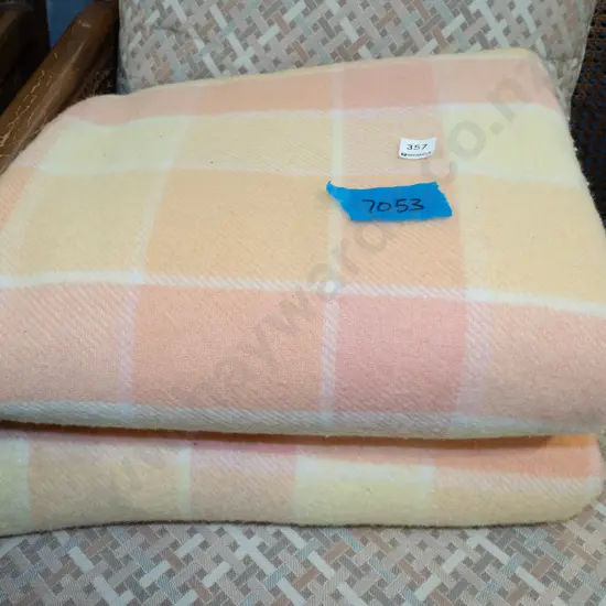2x checked woollen blankets