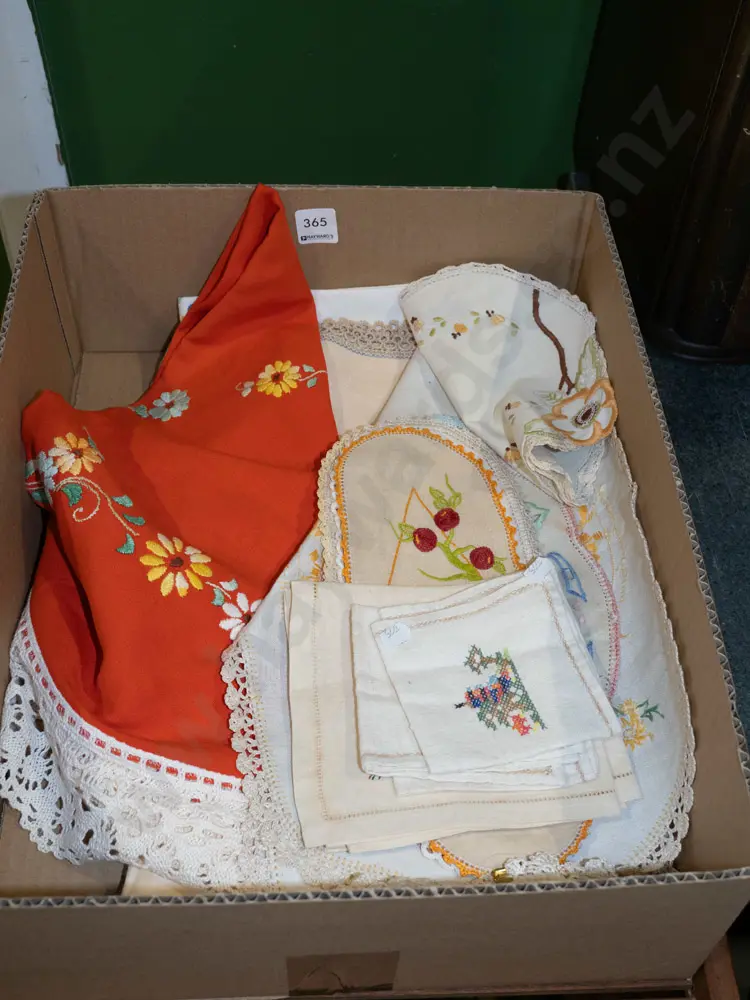 box; hand needlework linen Image 1++
