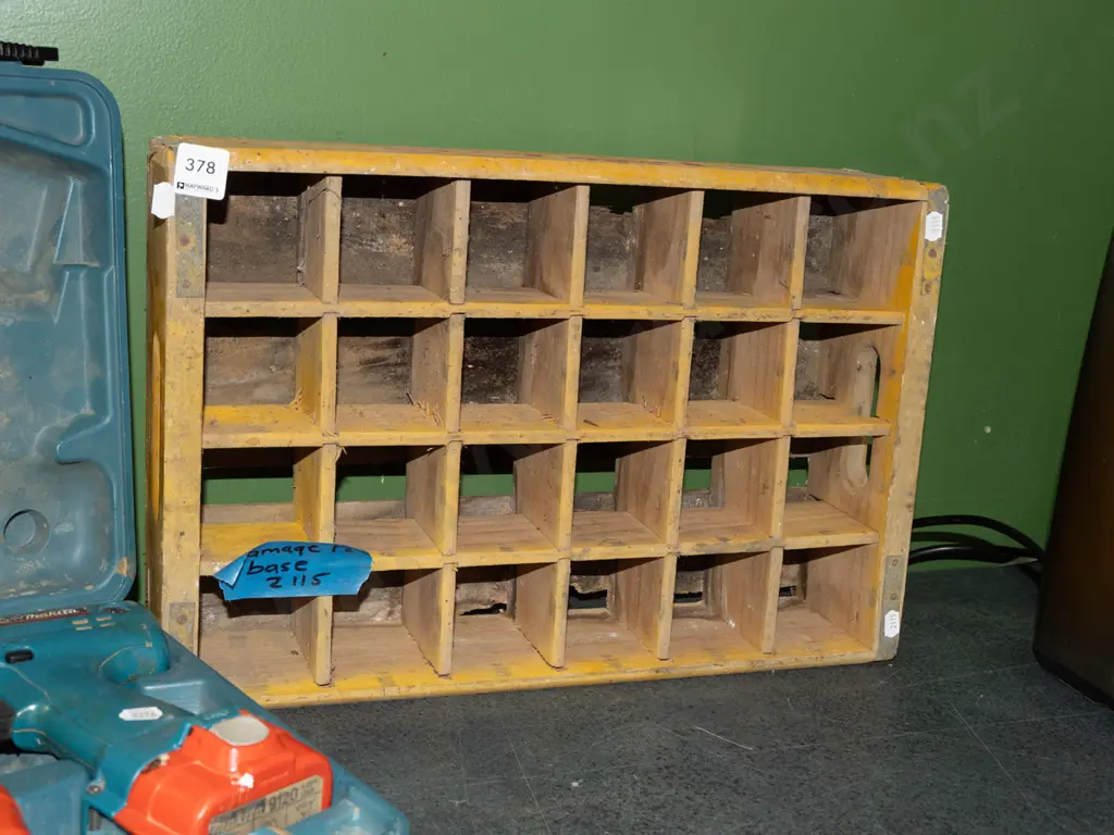 vintage Coca Cola crate - damage to base Image 1++