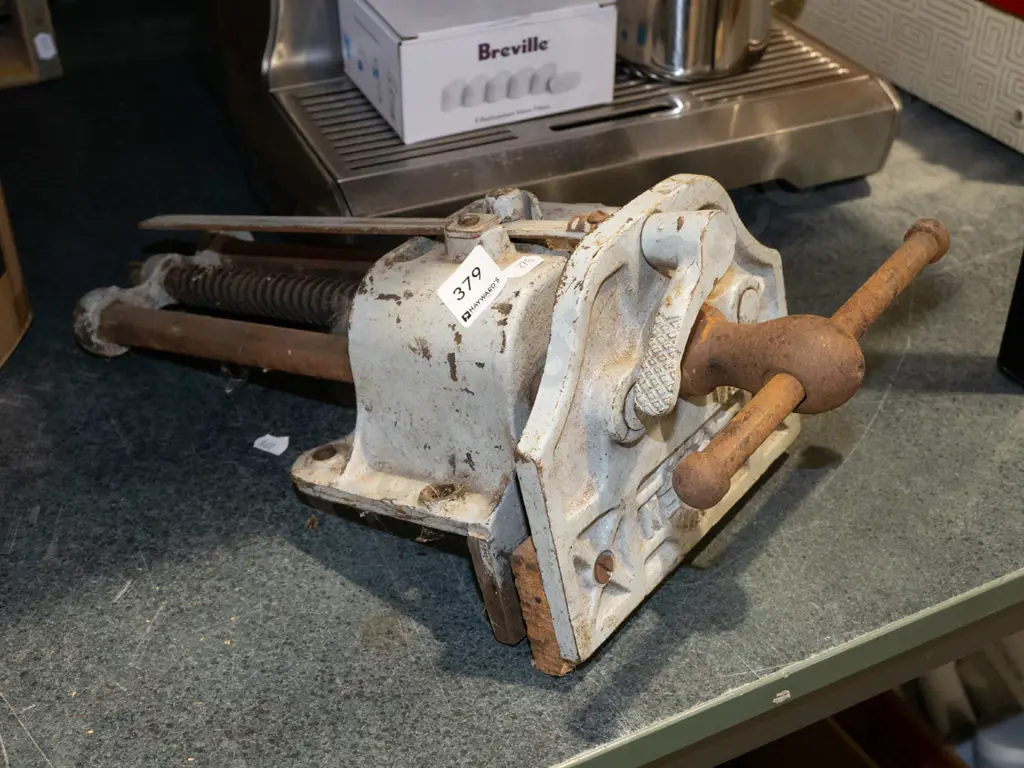 Woden quick release wood workers vice Image 1++