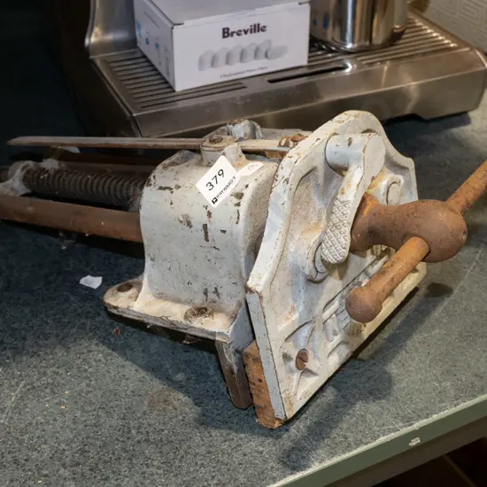 Woden quick release wood workers vice