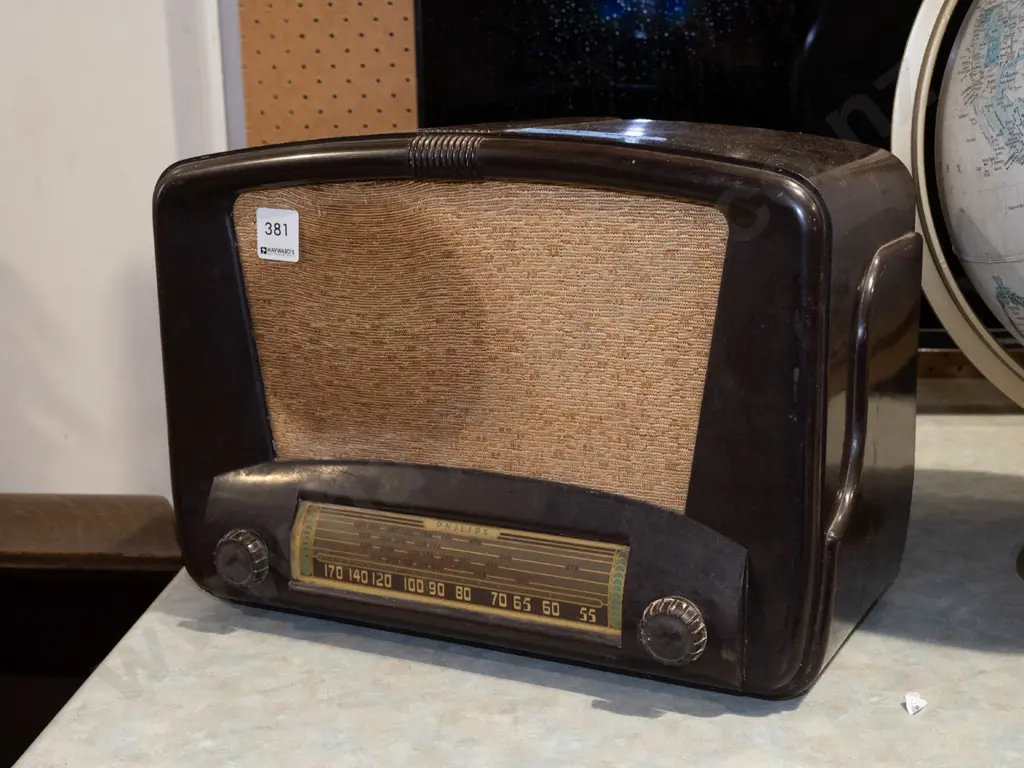 deco Phillips bakelite valve radio - works well Image 1++