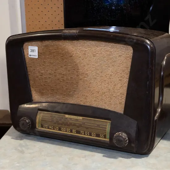 deco Phillips bakelite valve radio - works well