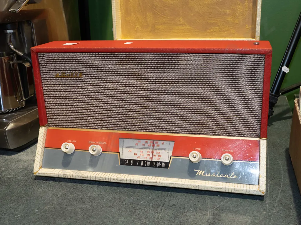 Bell portable 1960s record player - as is no returns Image 1++