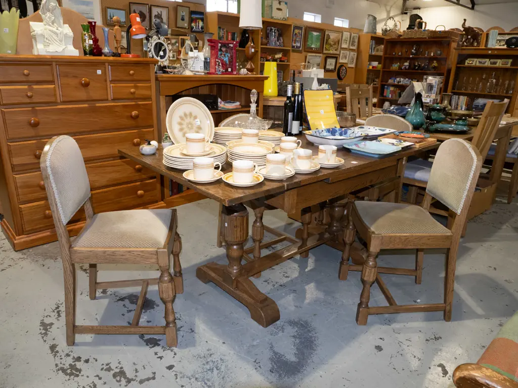 oak extending dining table with 4 matching chairs - varnish in tidy condition H780 W1600 D880 Image 1++