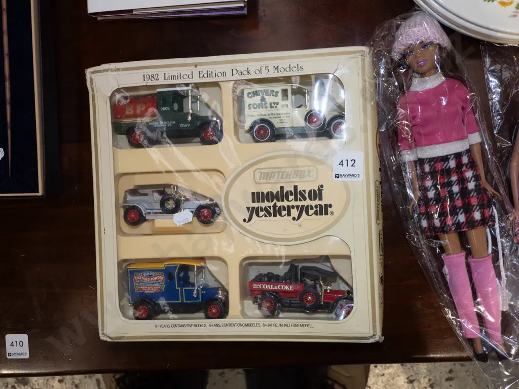 boxed set of 5 models of Yesteryear die-cast vehicles Image 1++