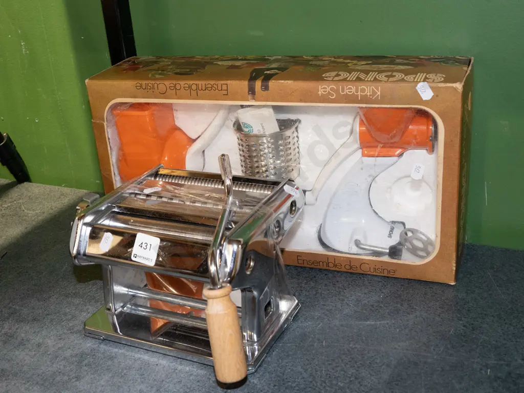 retro boxed grater set, pasta maker Image 1++