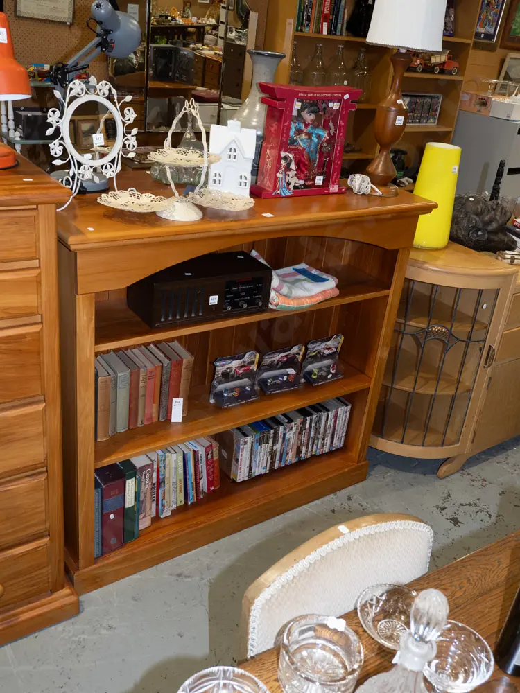 solid rimu adjustable bookcase H1080 W1175 D310 Image 1++